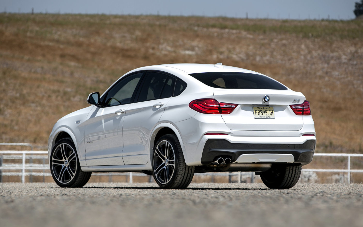 Comparison BMW X4 M40i 2018 vs BMW X4 xDrive35i 2017 SUV Drive